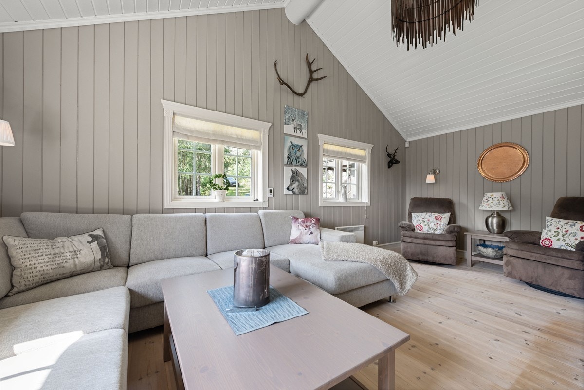 Hytta holder en gjennomgående høy standard og har skifer og spesielle lutede vikinggulv i furu på gulvflatene. Galleribilde