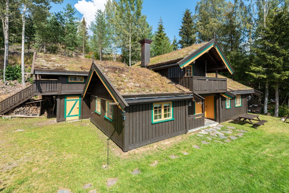 Funksjonell og velbygget hytte med hems som er oppført i etablert hyttefelt med moderne og velholdte eiendommer. Galleribilde