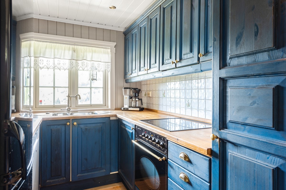 Kjøkken med integrert komfyr, keramisk topp og oppvaskmaskin. Galleribilde