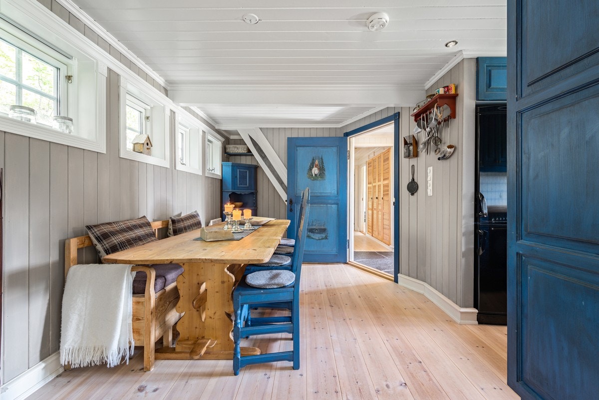 Fin plass til stor spisestue utenfor kjøkken i delvis åpen løsning til stuen. Soveromsgang med garderobeskap. Galleribilde