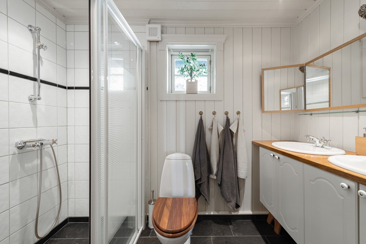 Badet er flislagt på gulv og i dusjsone. Varme i gulv. Galleribilde