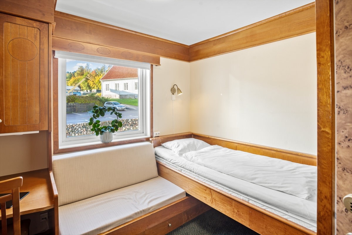 Seng og liten sofa med oppbevaring under. Galleribilde