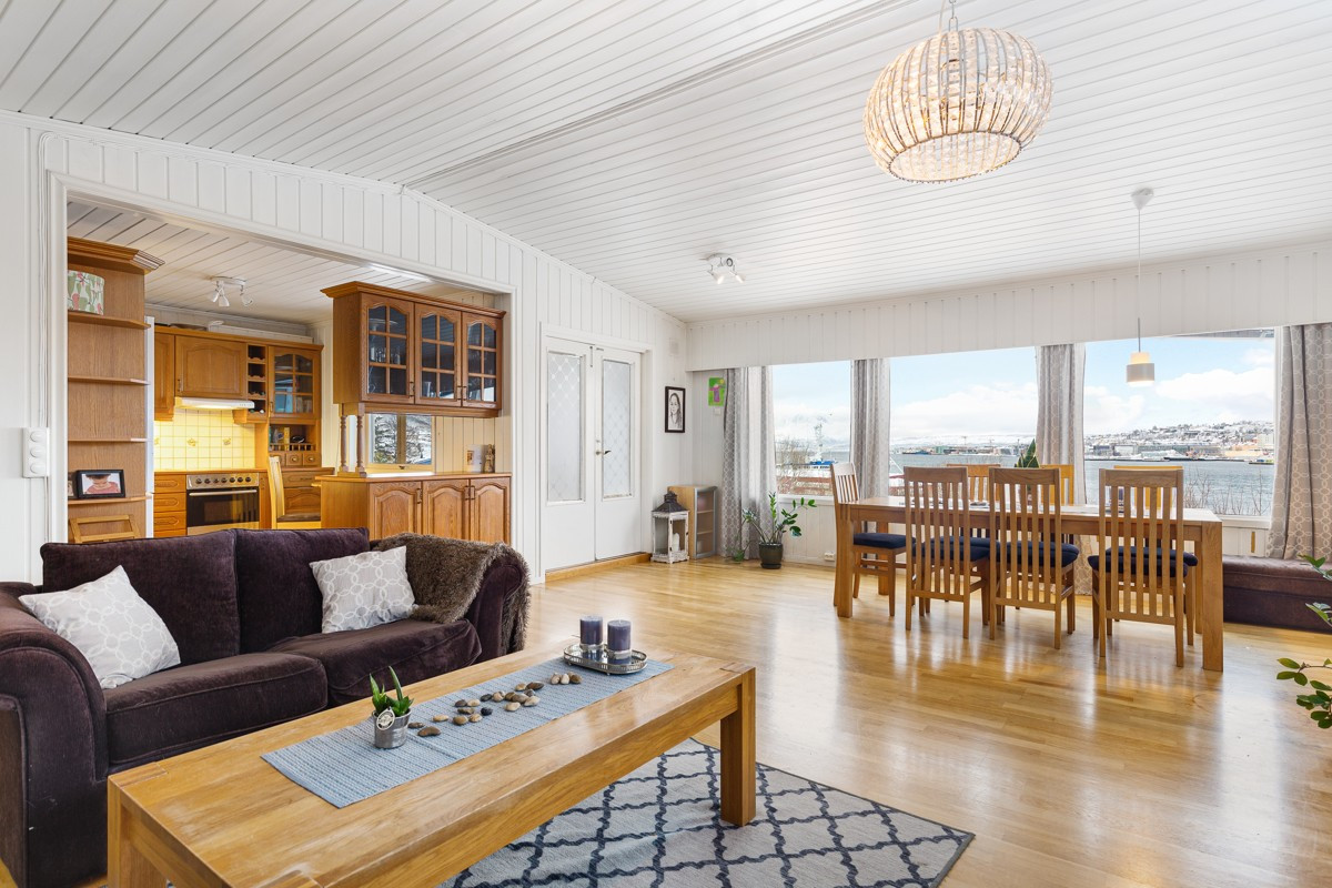 Stor og luftig stue med godt lysinnslipp