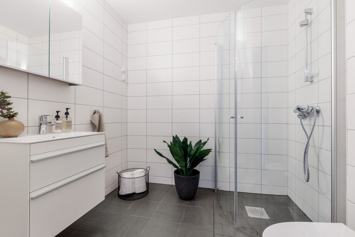 Romslig baderom med bl.a. behagelig gulvvarme og opplegg for oppvaskmaskin. Galleribilde