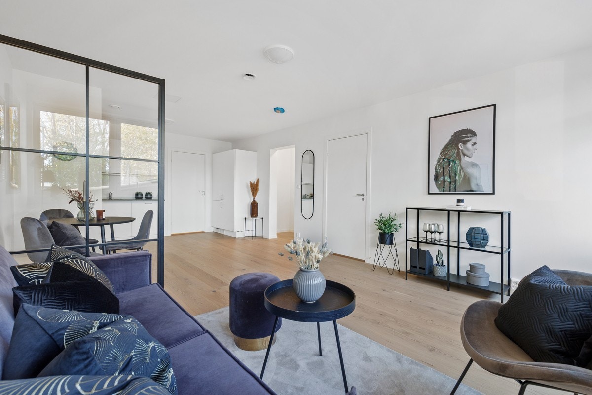 I stuen er det god plass til sofagruppe med tilhørende møblement og spisebord. Galleribilde