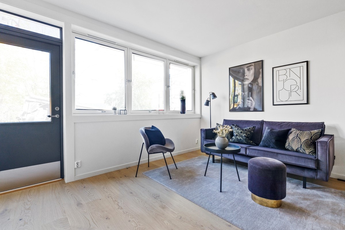 Utenfor inngangsdøren har leiligheten en koselig uteplass hvor man kan plassere utemøblement. Galleribilde