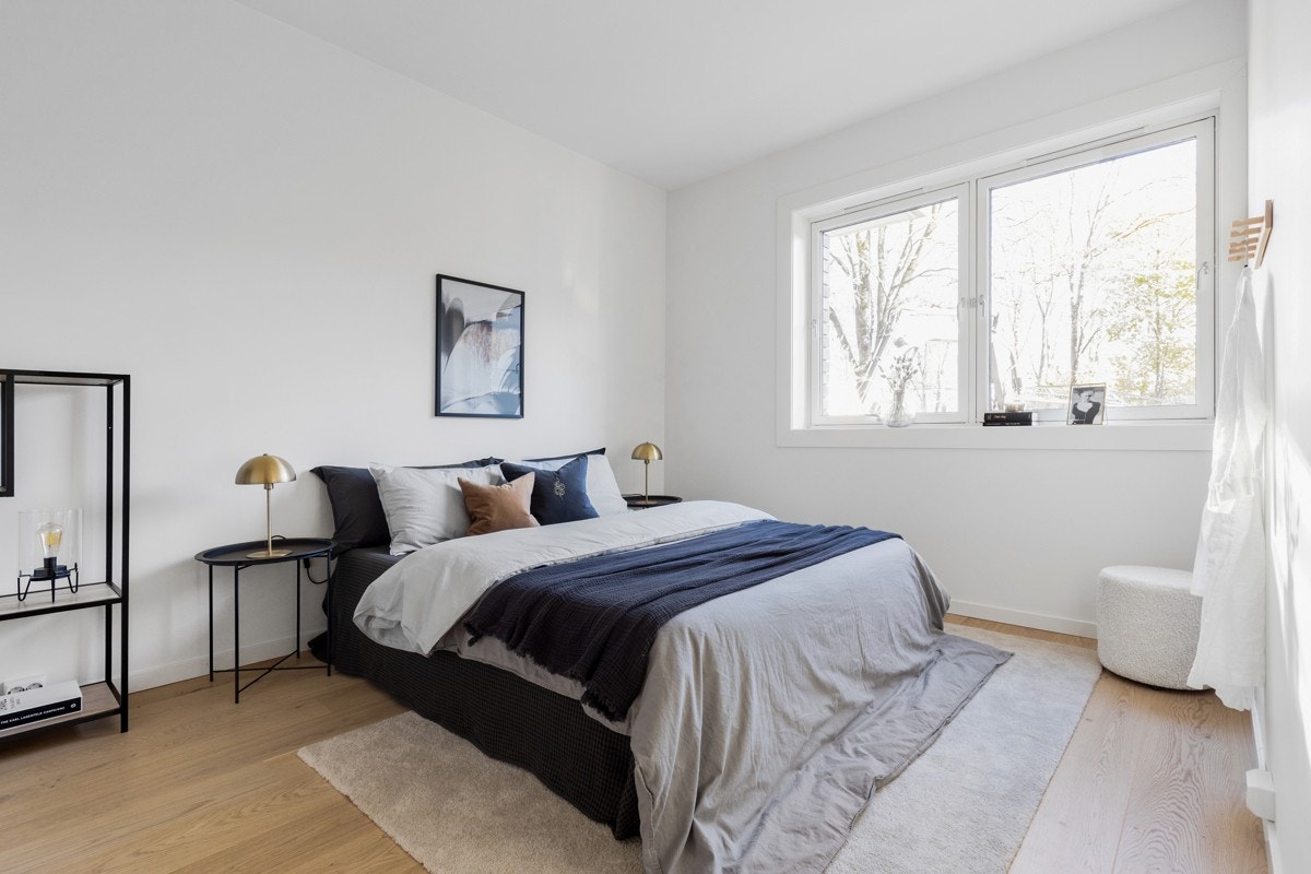 Romslig soverom med plass til dobbeltseng med tilhørende nattbord og garderobeskap. Galleribilde