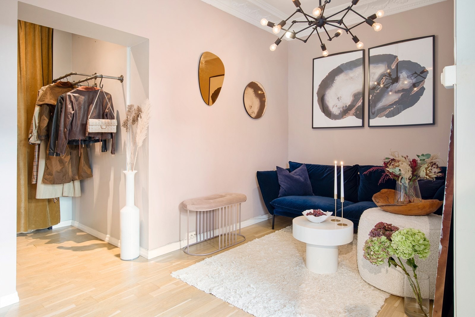 Innbydende stue med god plass til sofagruppe Galleribilde