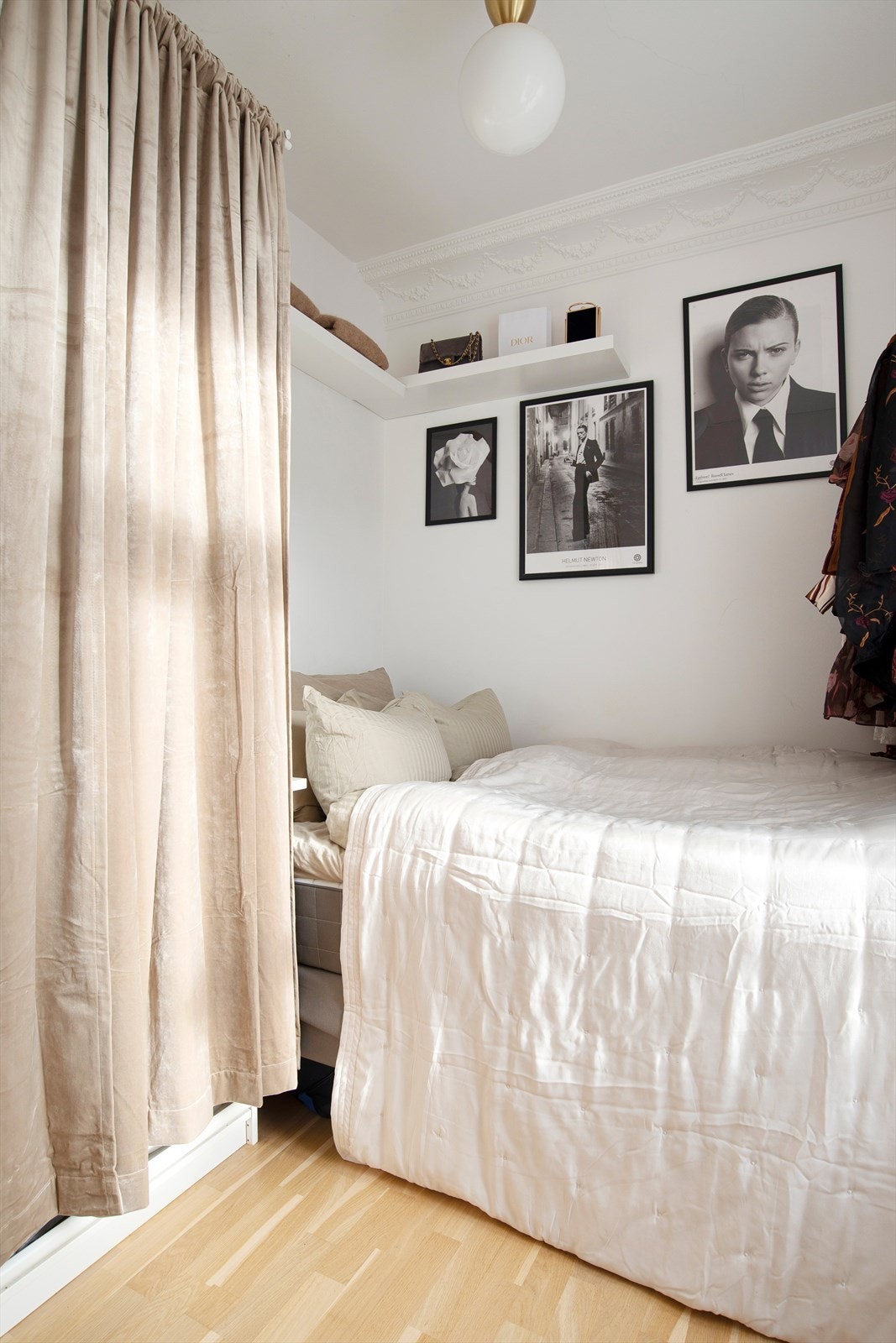 Innbydende soverom med plass til dobbeltseng Galleribilde