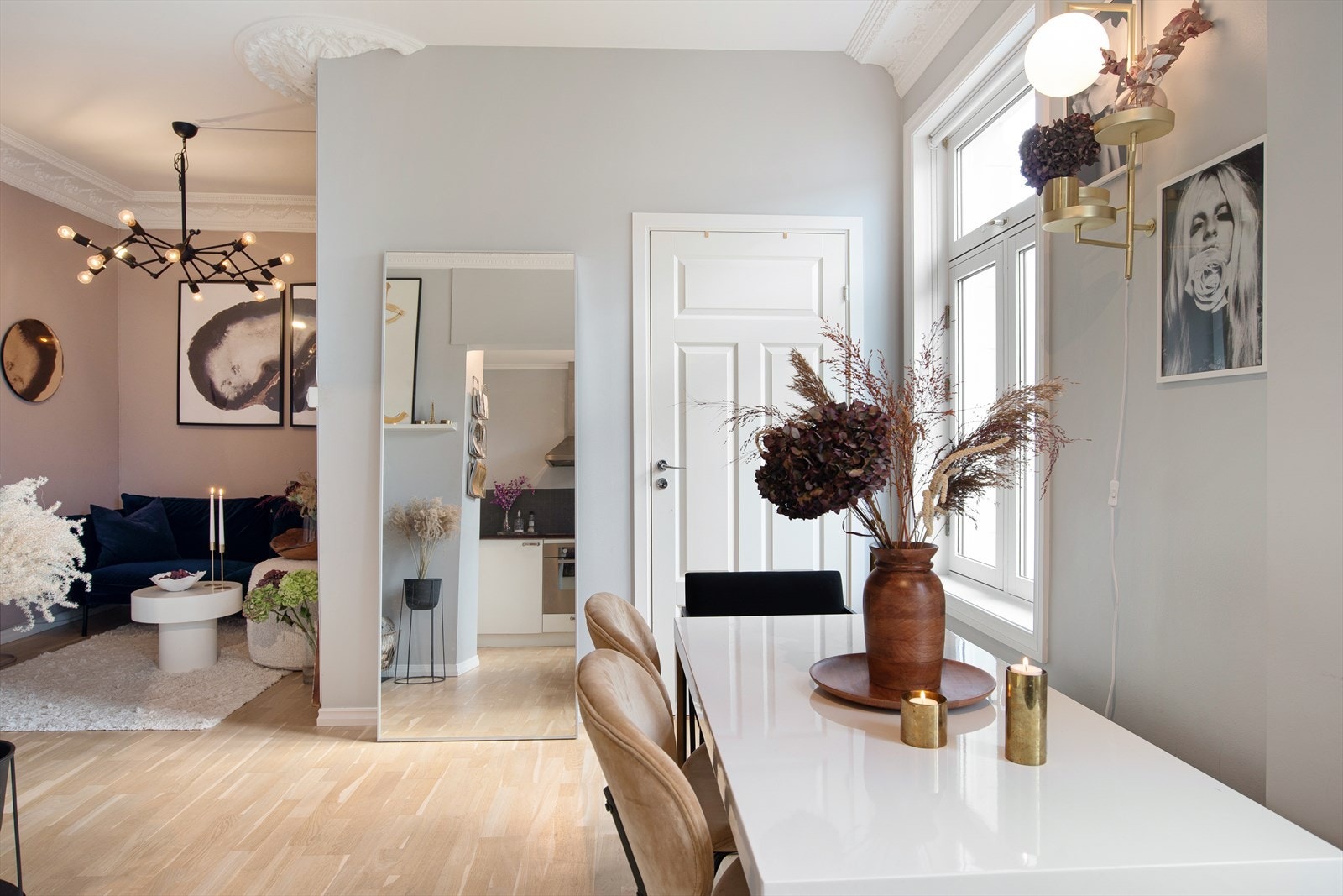 Leiligheten er lys, har klassiske detaljer og en takhøyde på 2,85m Galleribilde