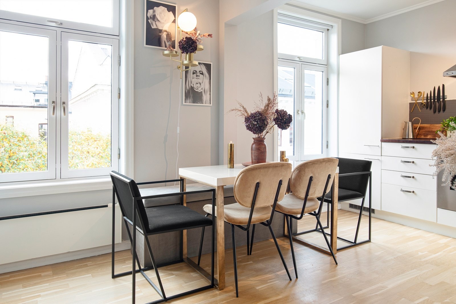 Praktisk plass til spisebord for hyggelige middager Galleribilde