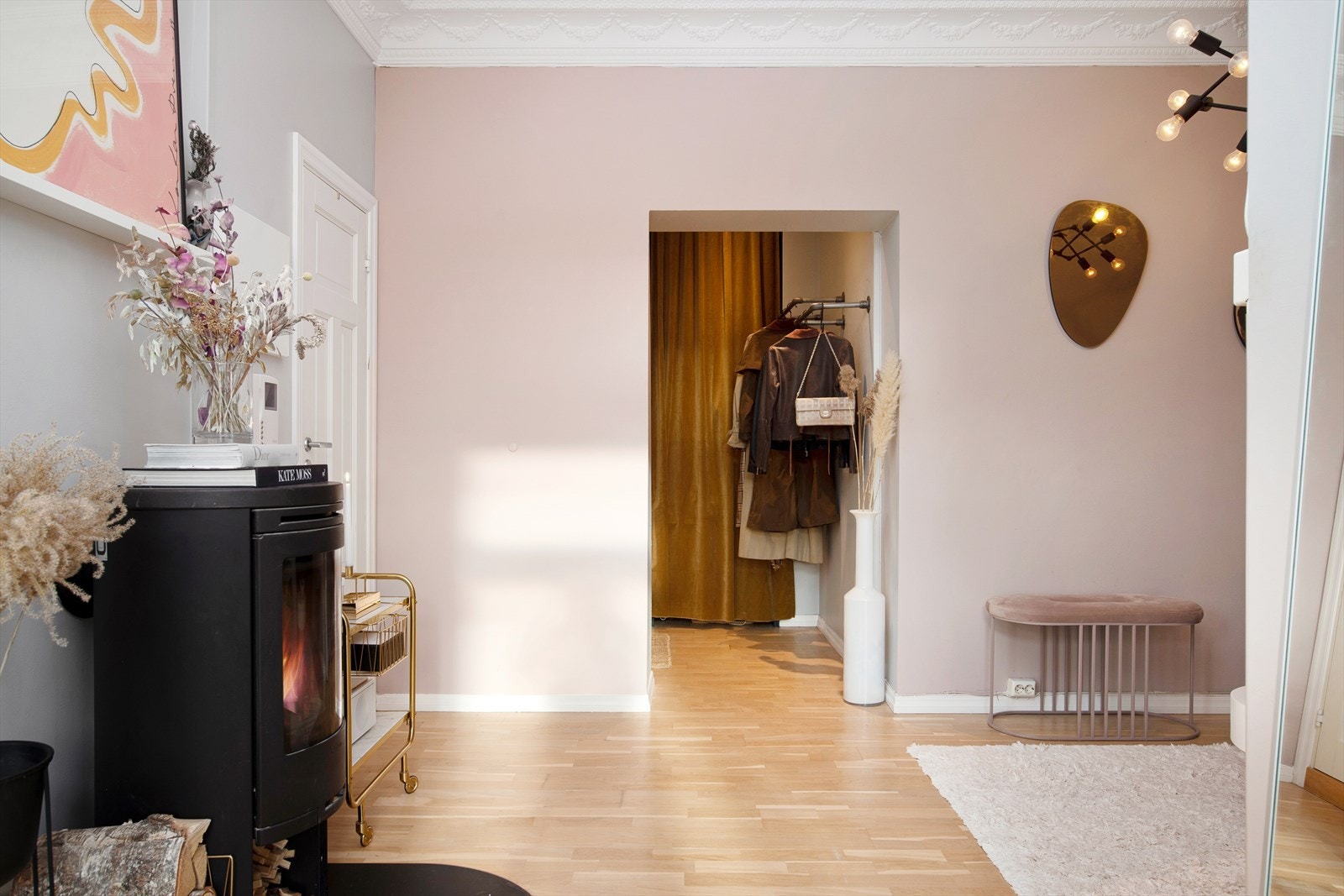 Leilighetens moderne og lune farger sørger for en fantastisk atmosfære Galleribilde