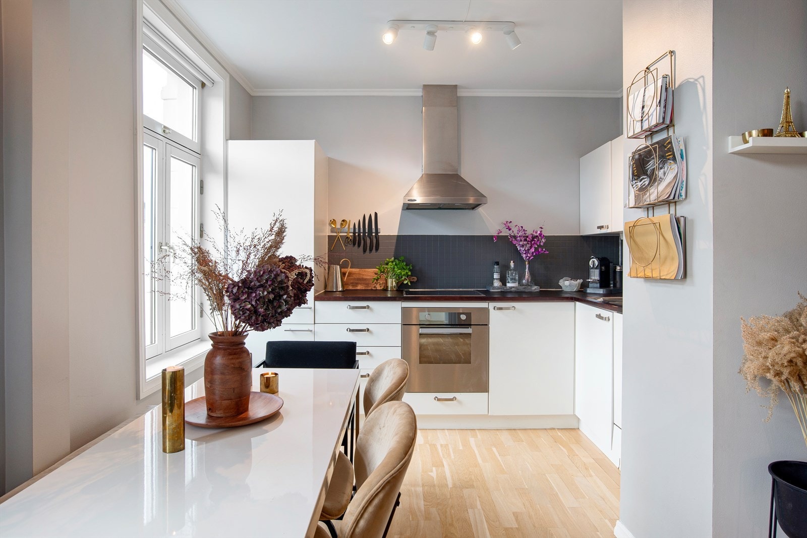 Separat kjøkkenkrok med god benkeplass Galleribilde