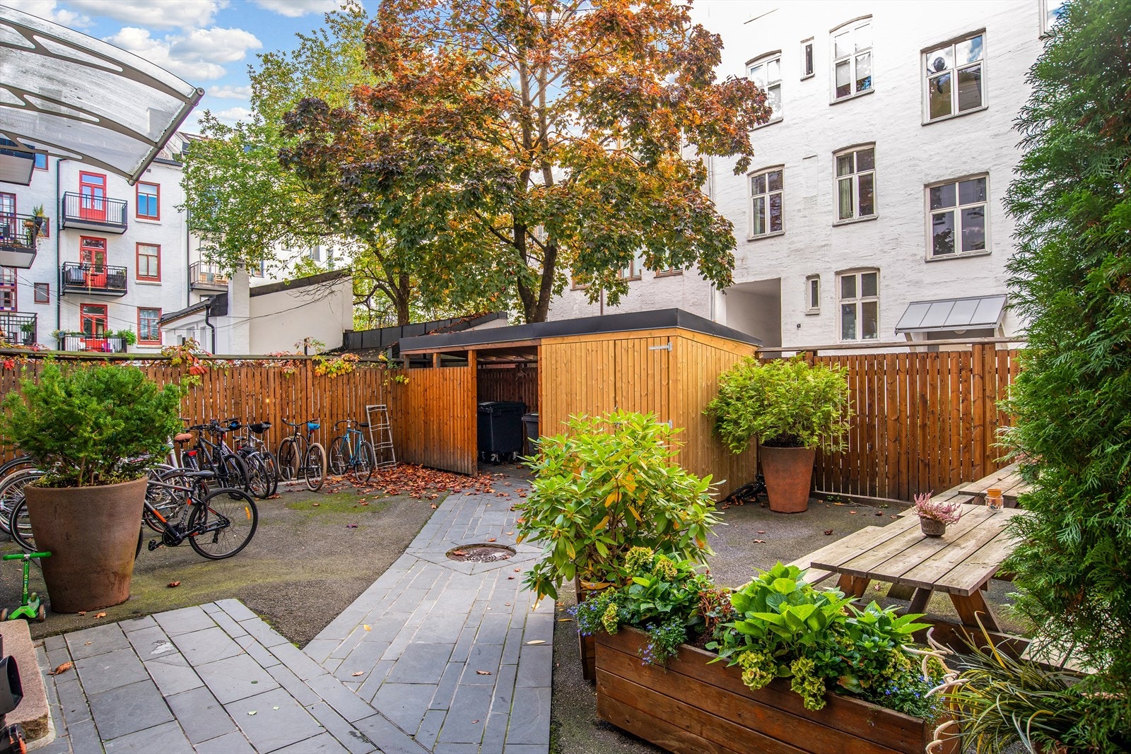 Hyggelig fellesområde i lukket bakgård Galleribilde