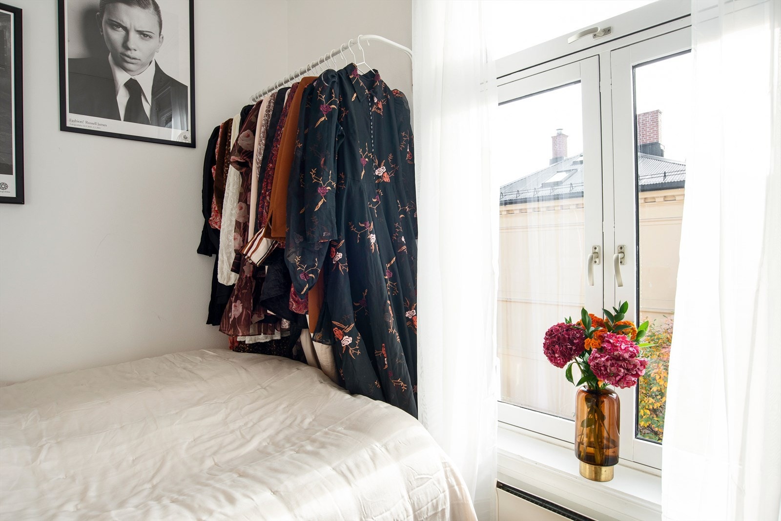 De store vindusflatene gir rikelig med lysinnslipp Galleribilde