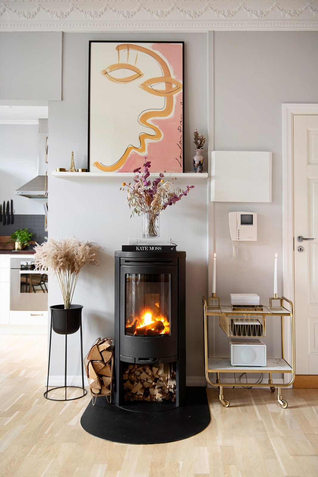 Lekker Contura peisovn som gir varme og hygge på kjølige dager Galleribilde