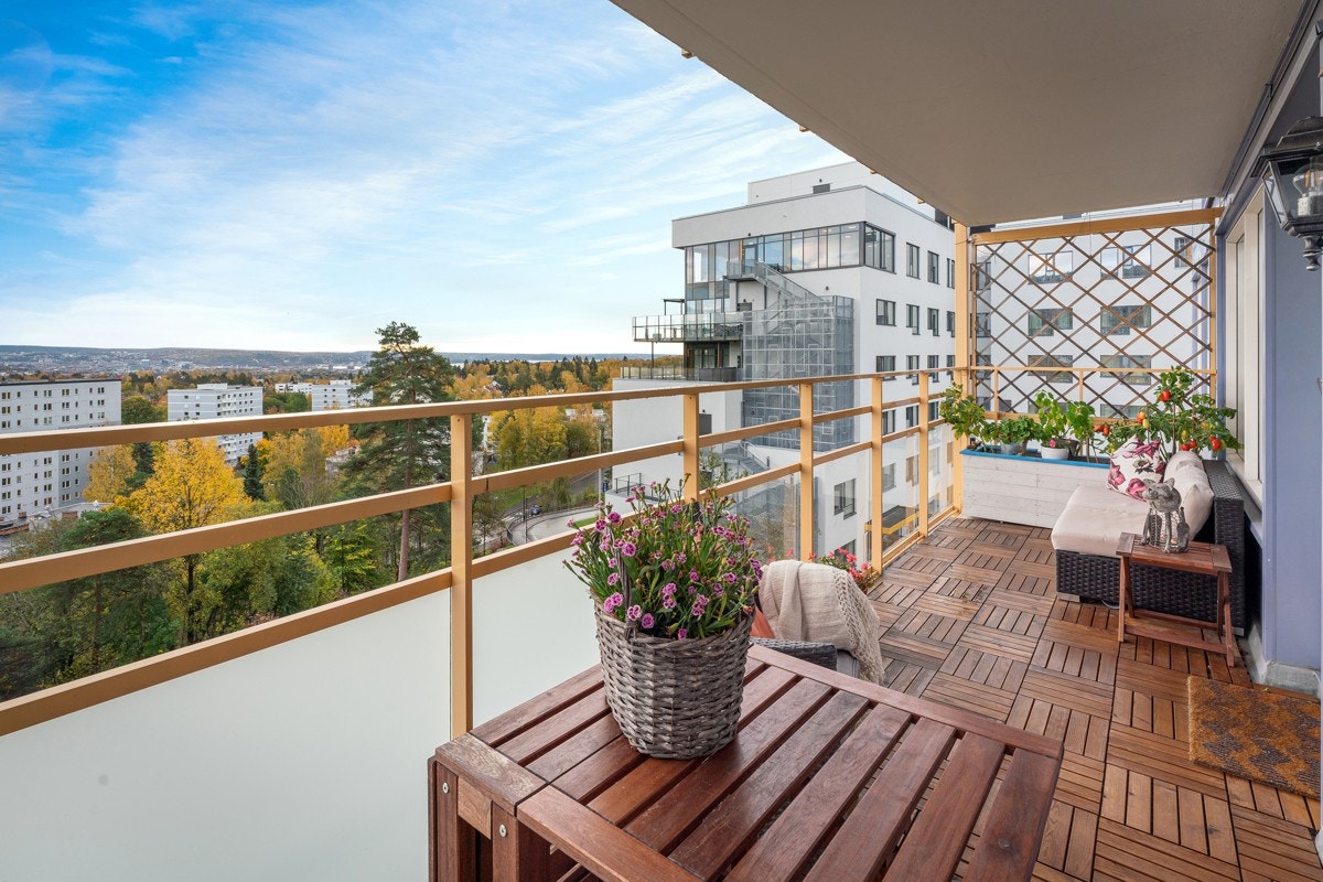 Stor og overbygget balkong på ca 11 kvm med flott utsikt Galleribilde