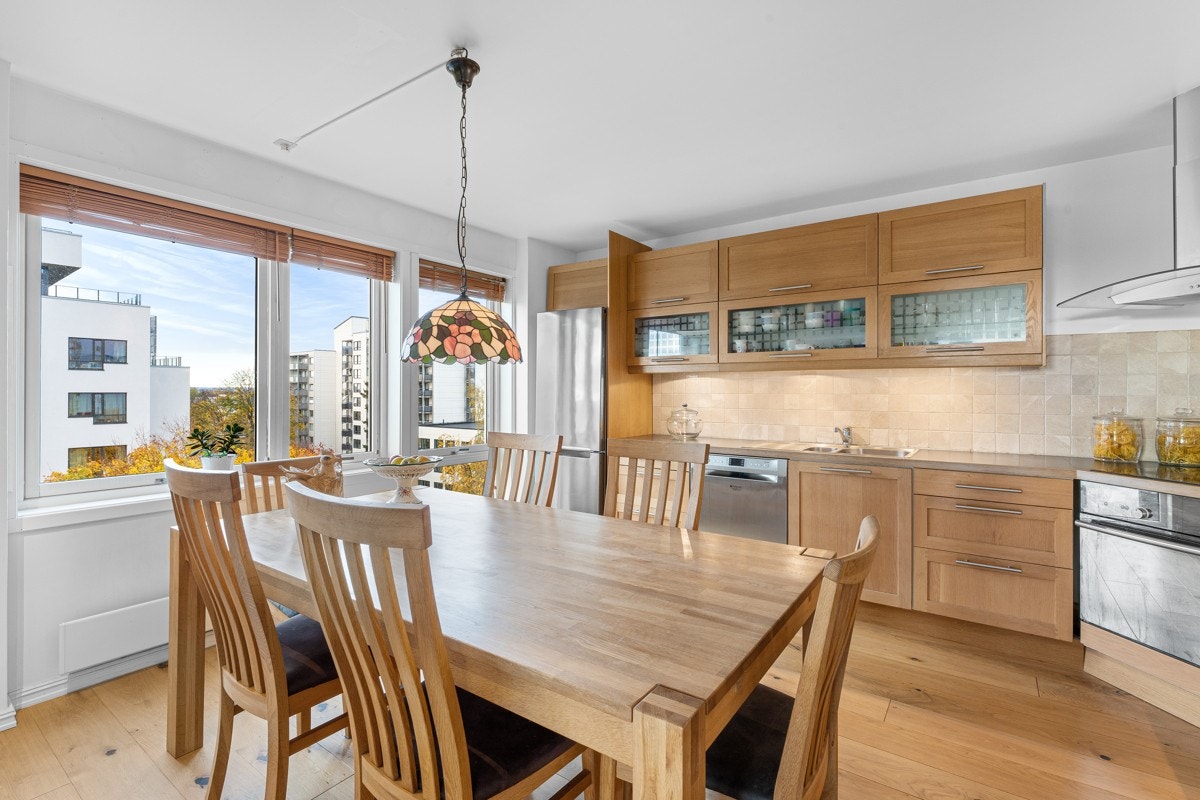 Stort moderne kjøkken med spiseplass Galleribilde