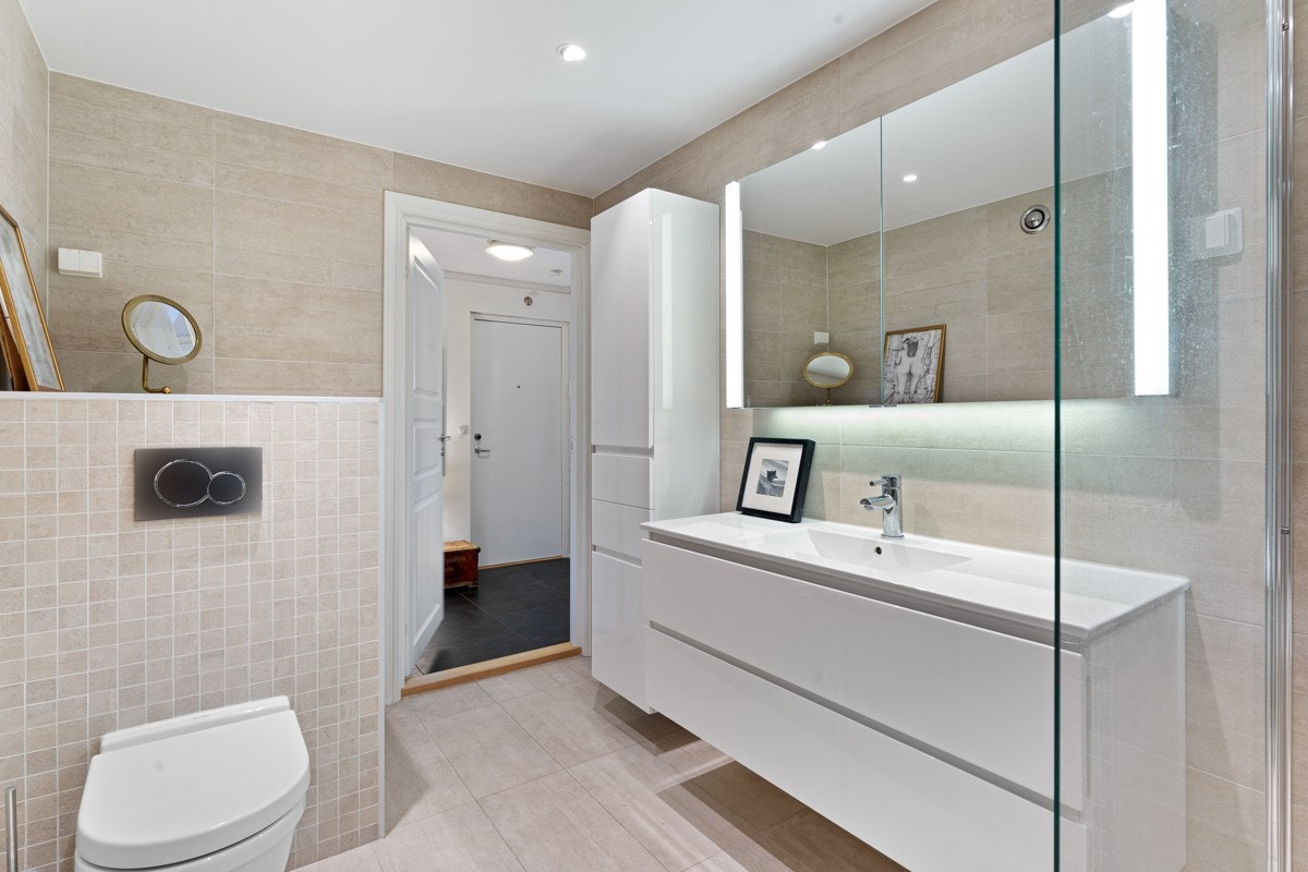 Innholdsrikt med badekar, dusj og opplegg vaskemaskin Galleribilde