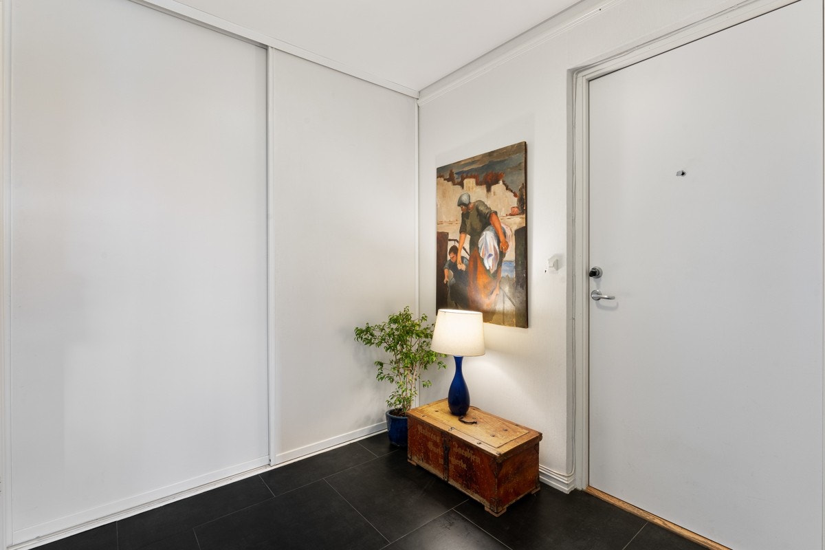 Stor garderobe og fliser på gulv Galleribilde