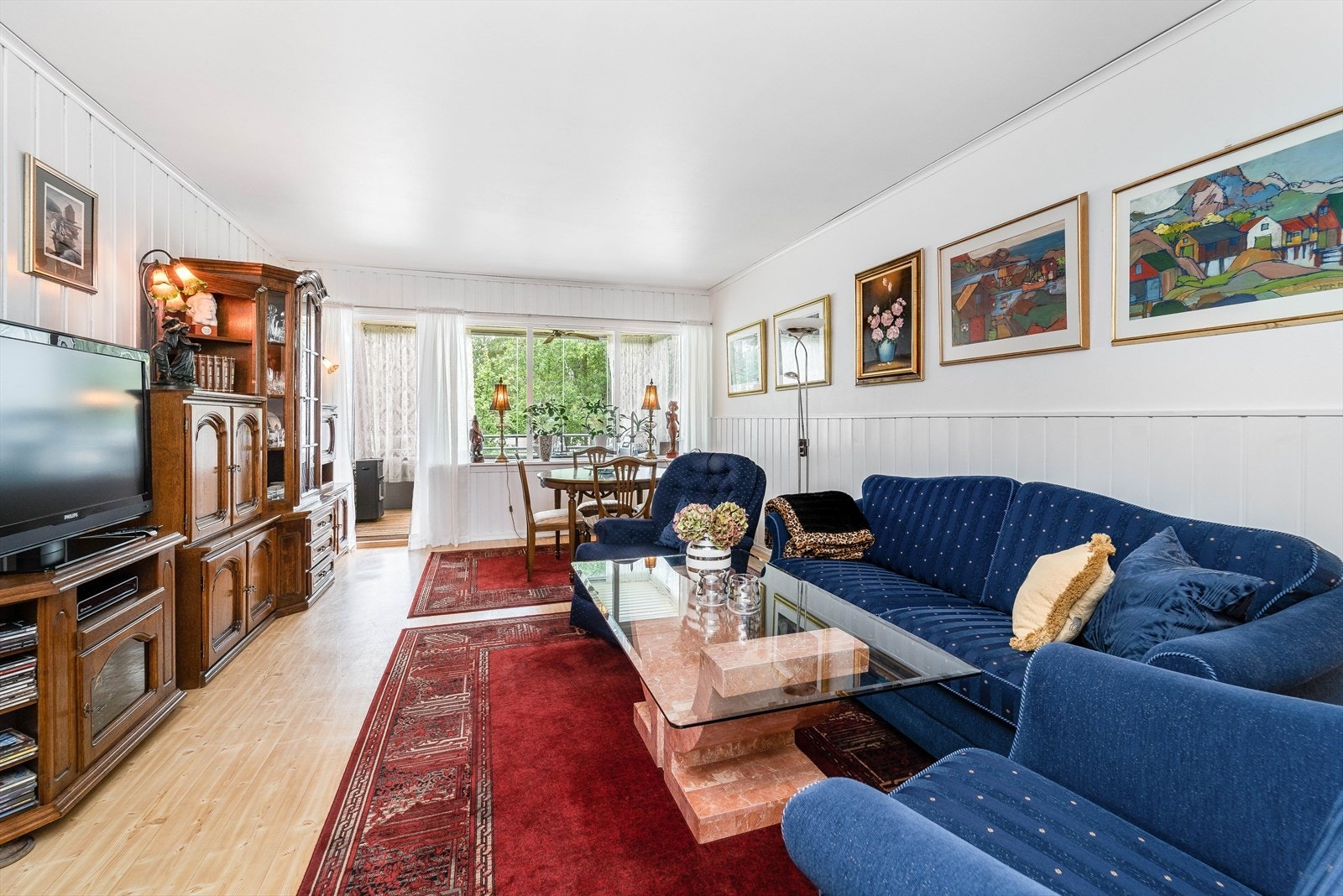 Store vindusflater som slipper inn godt med naturlig lys. Galleribilde