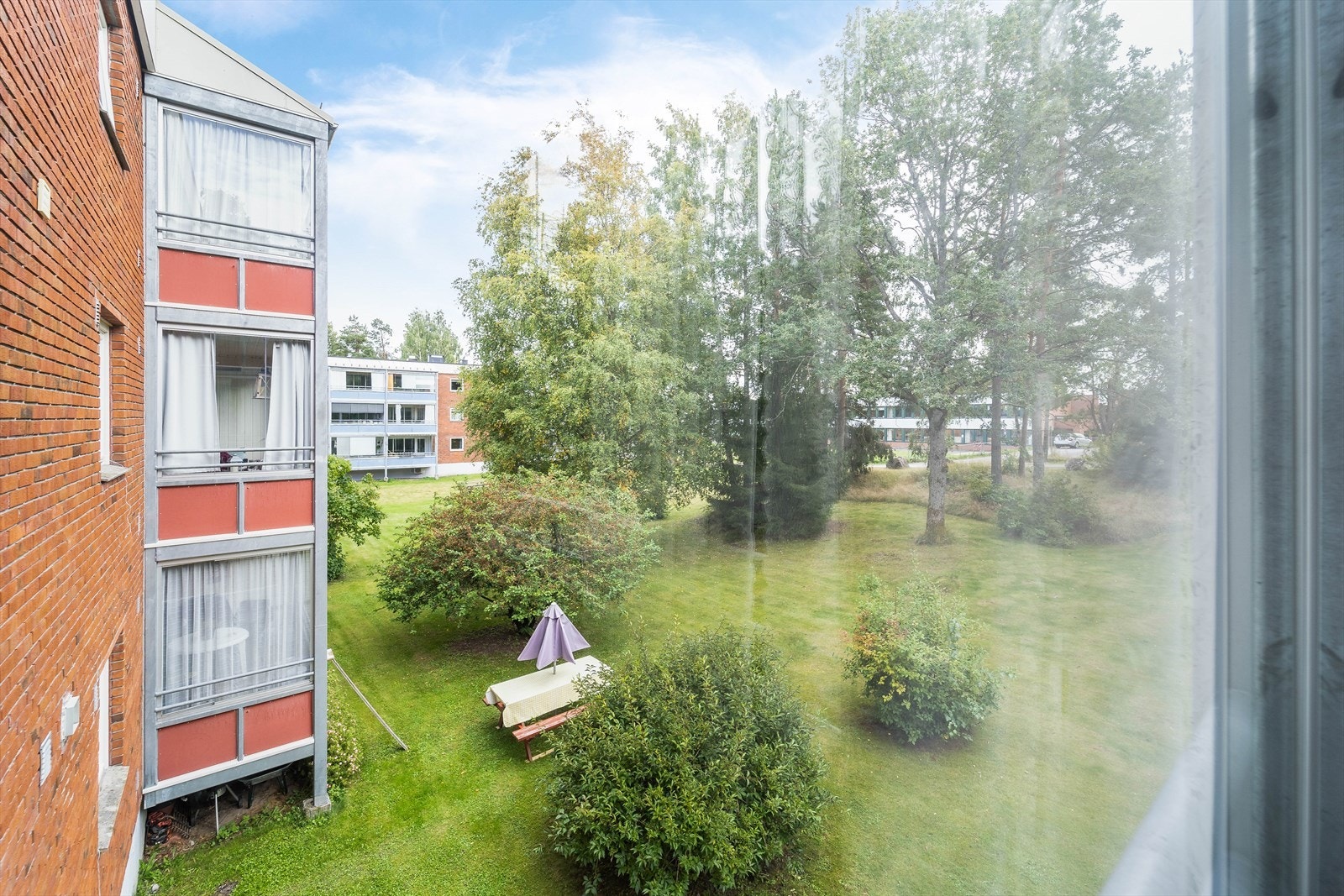 Gangavstand til skoler og barnehager, samt kort vei til idrettsanlegg med fotballbane og svømmehall. Galleribilde