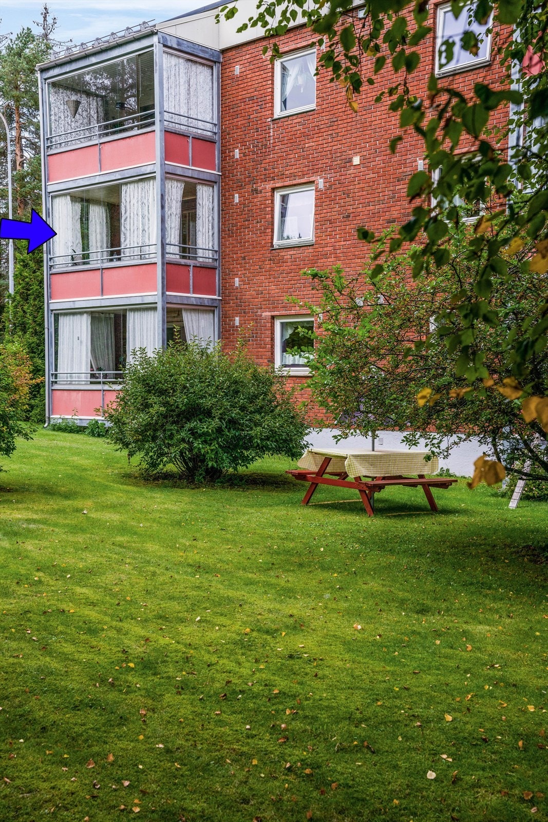 Kort vei også til Gulsetsenteret med butikker, apotek, frisør m.m. I nærområdet ligger Gulsetmarka med flotte turstier og bademuligheter. Galleribilde