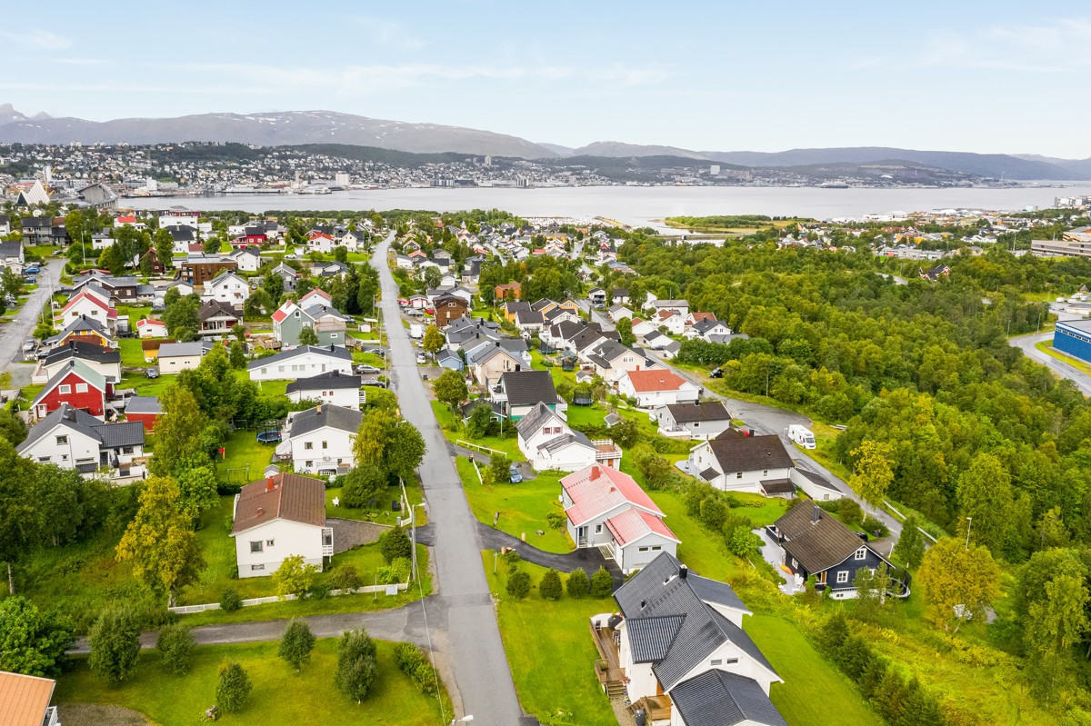 Eiendommen ligger i et etterspurt boligområde i Tromsdalen men umiddelbar nærhet til fantastiske turområder.