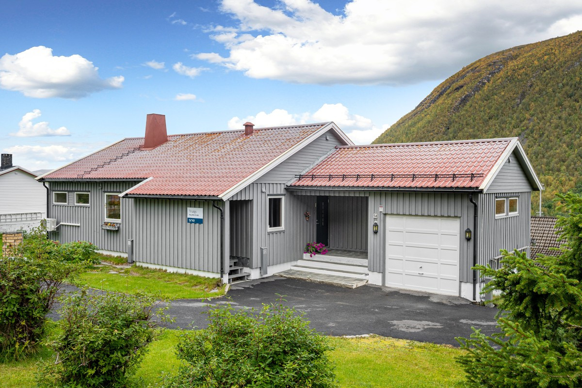 Boligen har svært flotte uteområder med stor hage med plen.