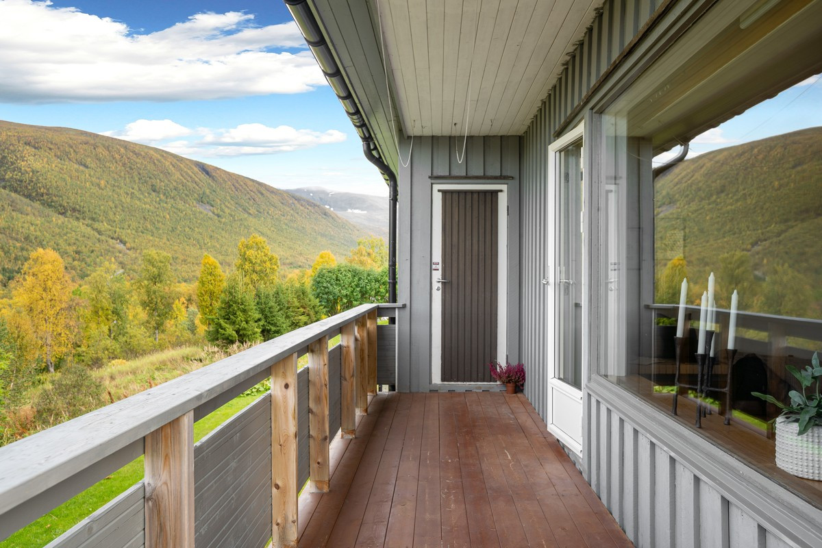 Verandaen ligger skjermet til og byr på fin utsikt, gode solforhold og plass for utemøbler.