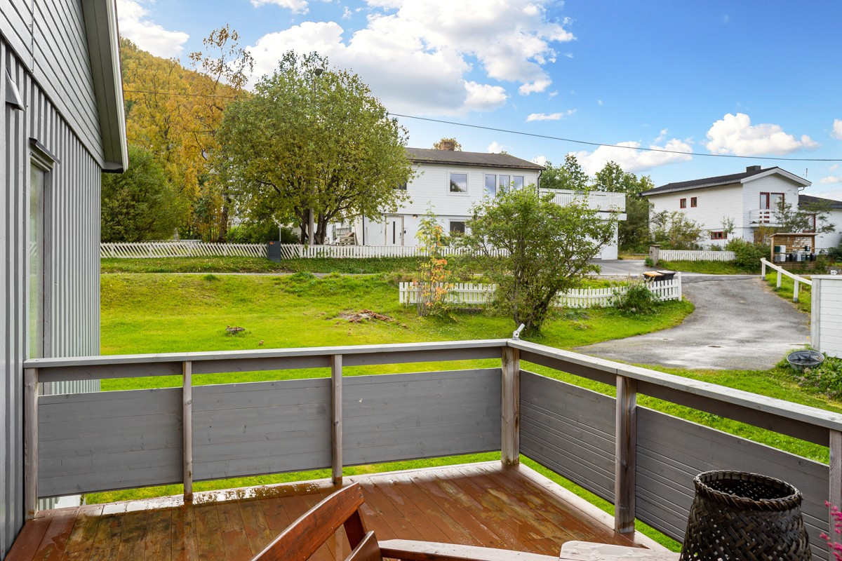 Veranda med utgang fra stue i 1.etasje - her kan man nyte lange sommerdager!