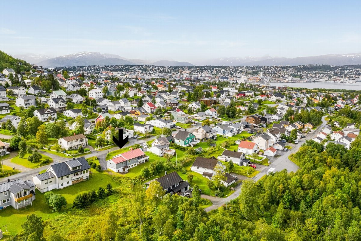 Eiendommen ligger meget flott og barnevennlig til i et etterspurt strøk i Tromsdalen.