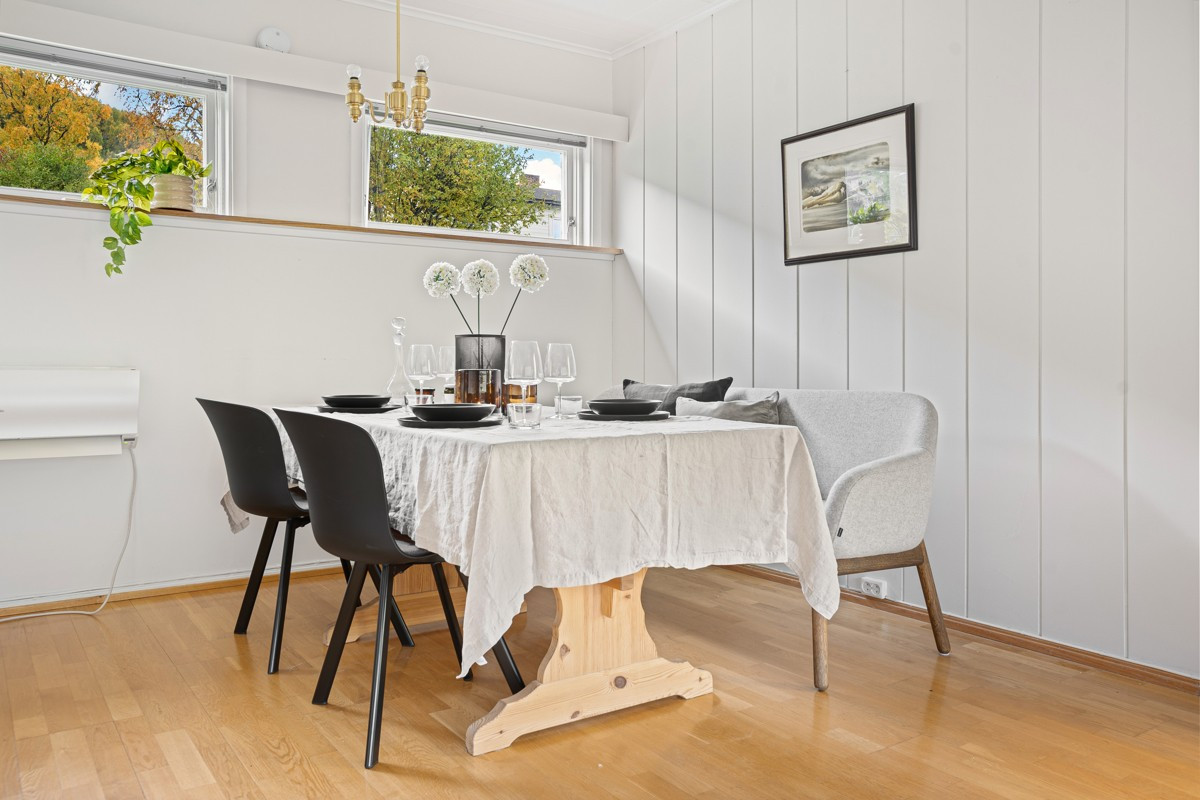 God plass for spisebord like ved inngang til kjøkken.