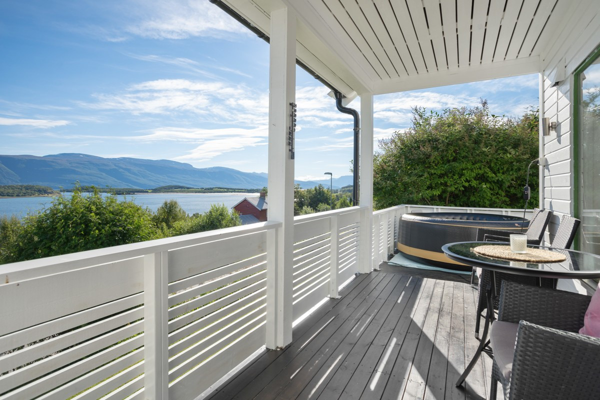Terrasse med gode solforhold og fantastisk utsikt.