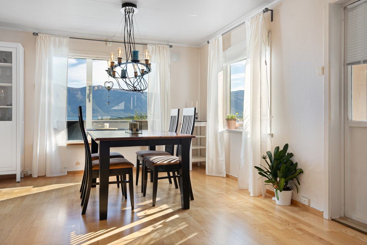 Fra stuen er det delvis åpen stue/kjøkkenløsning som gir rom for spisestue.