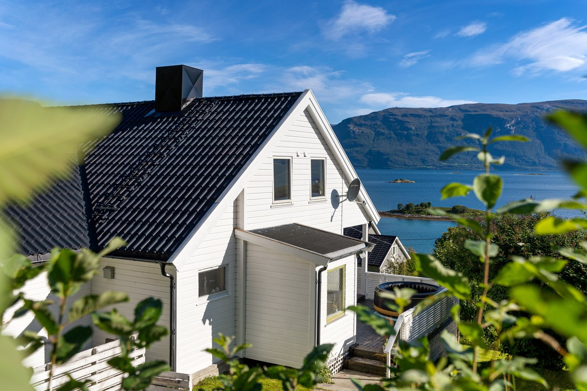 Boligen ligger i naturskjønne omgivelser på vakre Lyngseidet