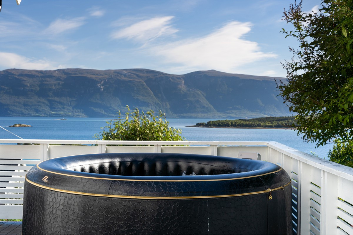 Hva er vel bedre enn å nyte et varmt bad til denne utsikten?