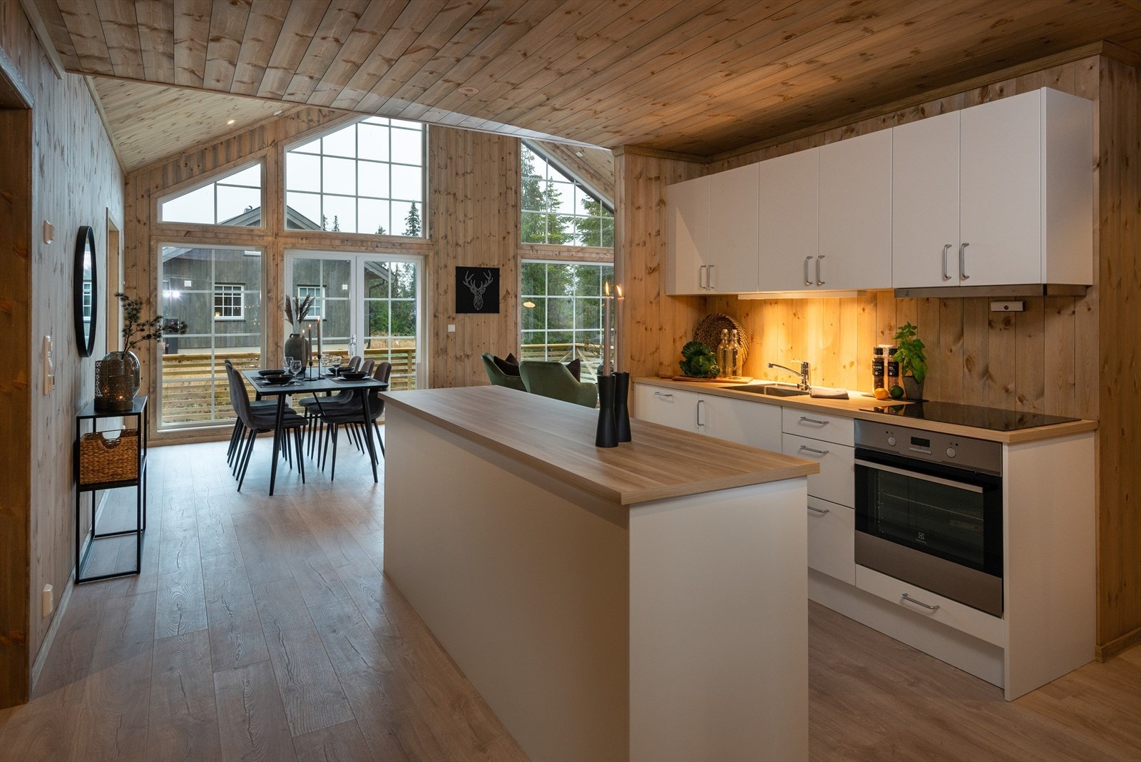 Hytta har en praktisk åpen løsning mellom kjøkken og stue. Galleribilde