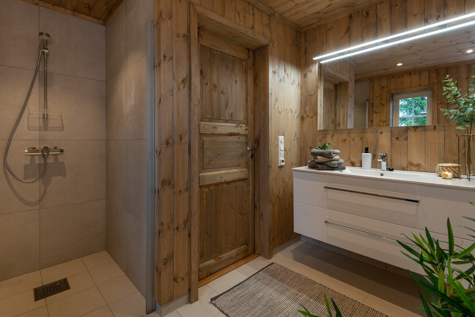 Hytta har et delikat og stilrent baderom. Galleribilde