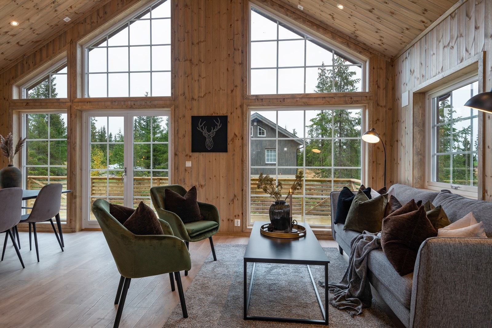 Stuen har store vindusflater som gir etrikelig med lys i rommet Galleribilde