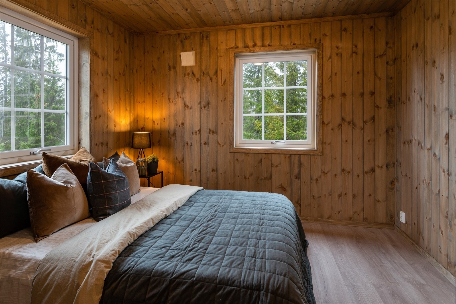 Her finner man 2 fin soverom med god plass til garderobeløsninger Galleribilde