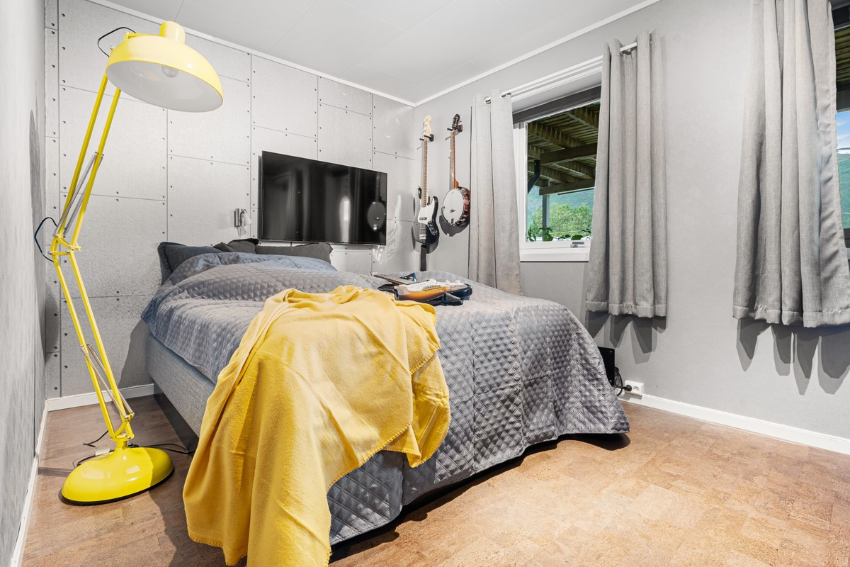 Soverom 2 er også av god størrelse med plass til stor seng og oppbevaringsmøbel.