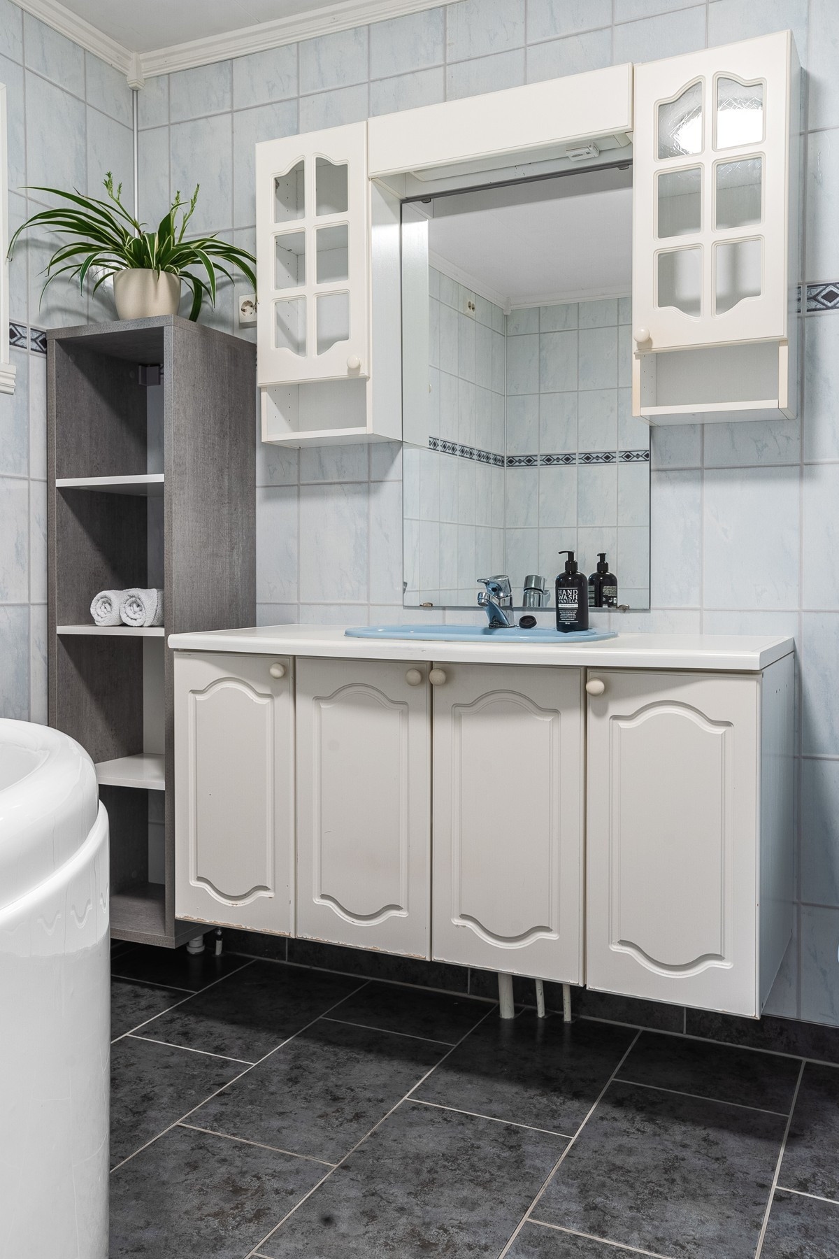Badet er utstyrt med stort boblebadekar, wc og servant med god skapplass.