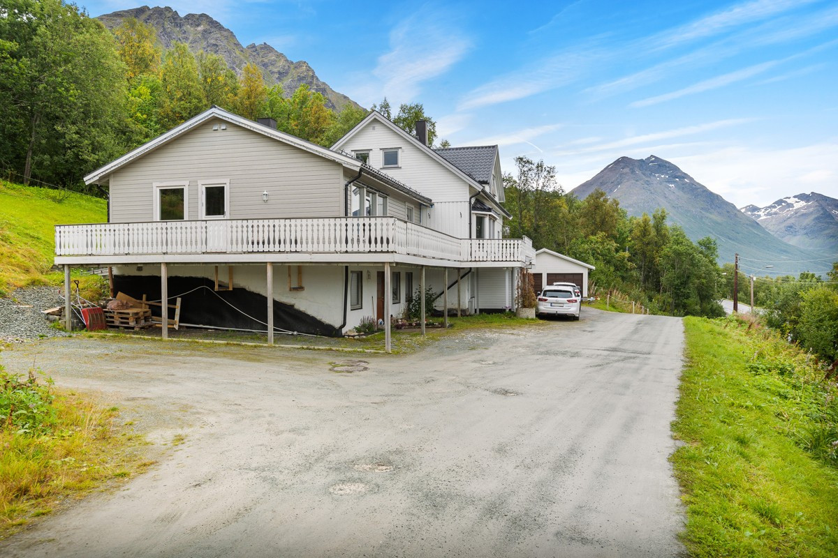 Boligen ligger solrikt og fint til med utsikt over fjorden.