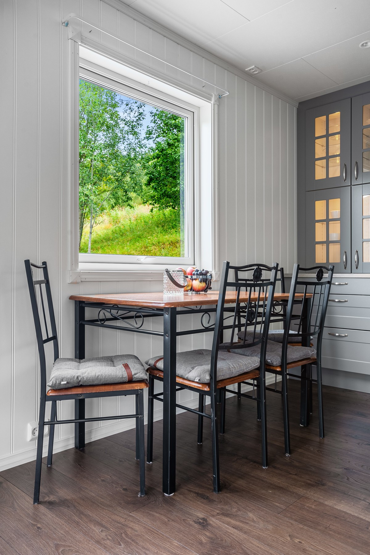 Plass for spisegruppe like ved kjøkken.