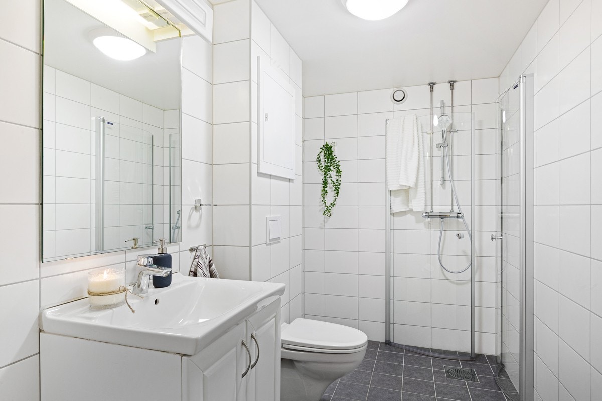 Pent flislagt bad med gulvvarme og opplegg for vaskemaskin. Galleribilde