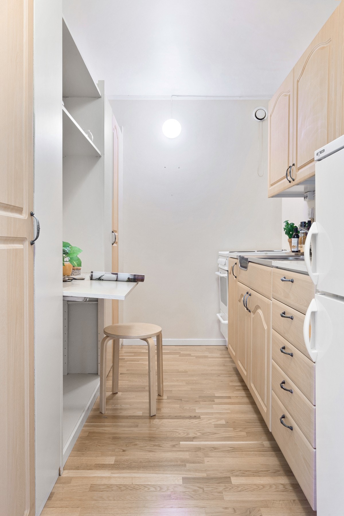 Kjøkkenet har en trivelig spiseplass. Galleribilde