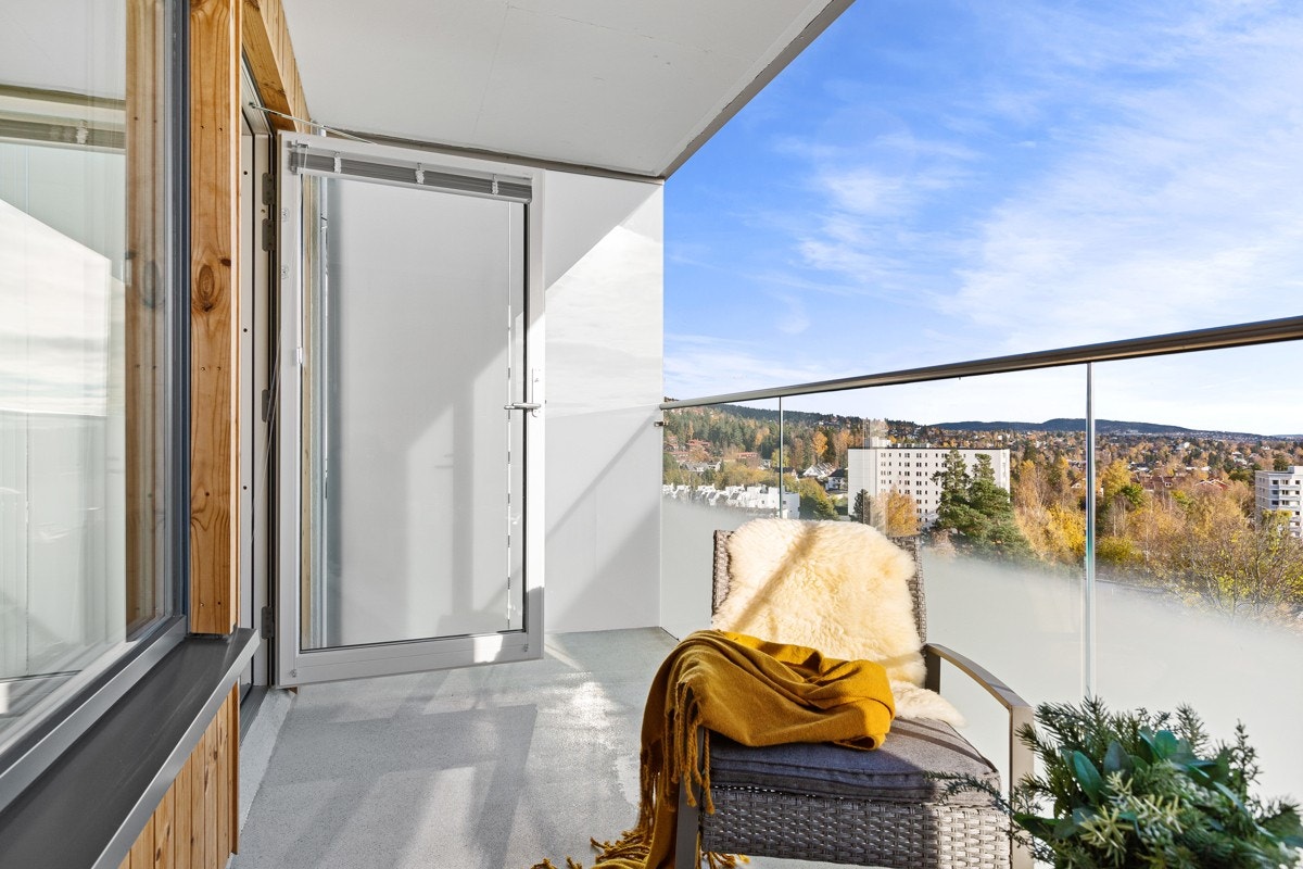 Balkongen vender mot sydøst og det er god plass til utemøbler. Galleribilde