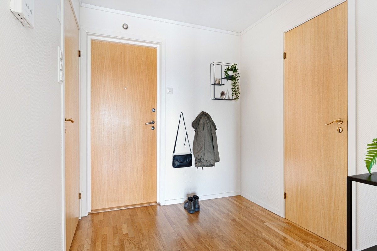 Romslig entré med adkomst til innvendig bod på ca. 2 kvm. Galleribilde