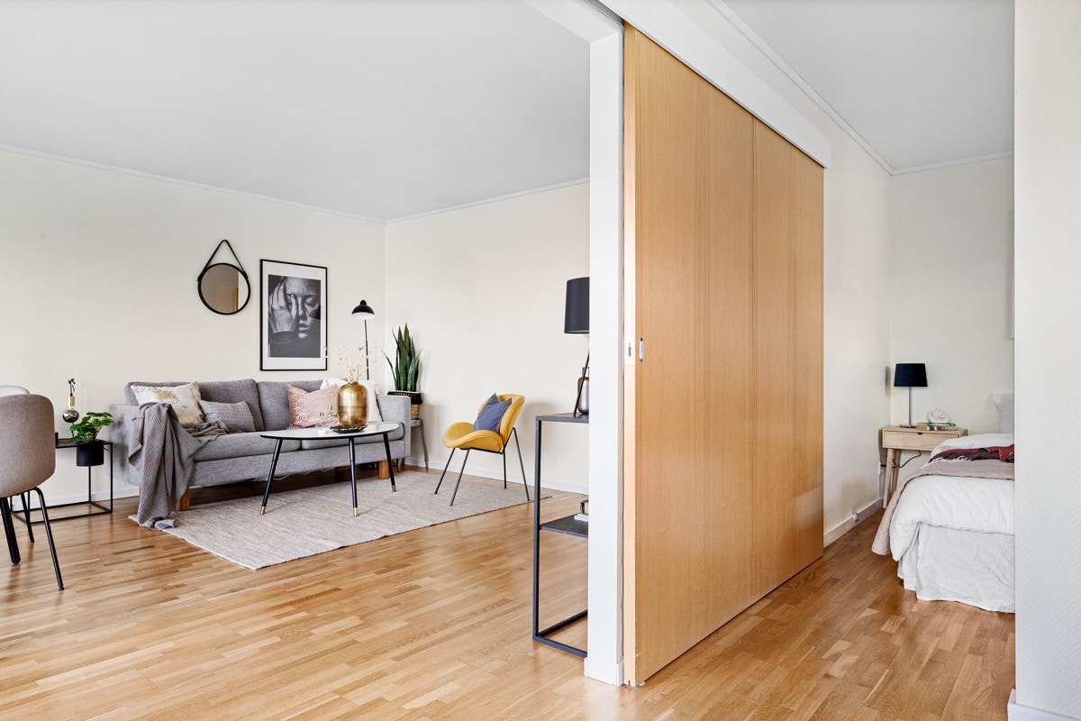 Skyvedør mellom stue og soverom. Galleribilde